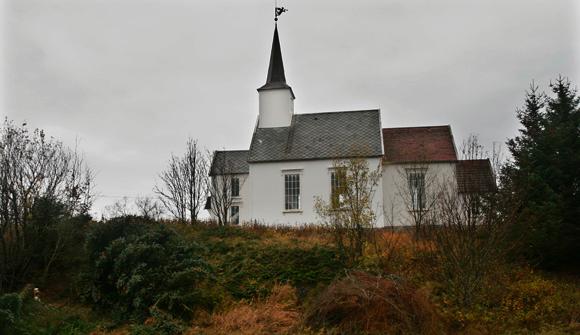 Grantr�r er felt for � gj�re kirka synlig igjen.